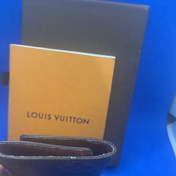 Louis Vuitton Monogram signature design LV Logo 6 key holder - Picture 4 of 7